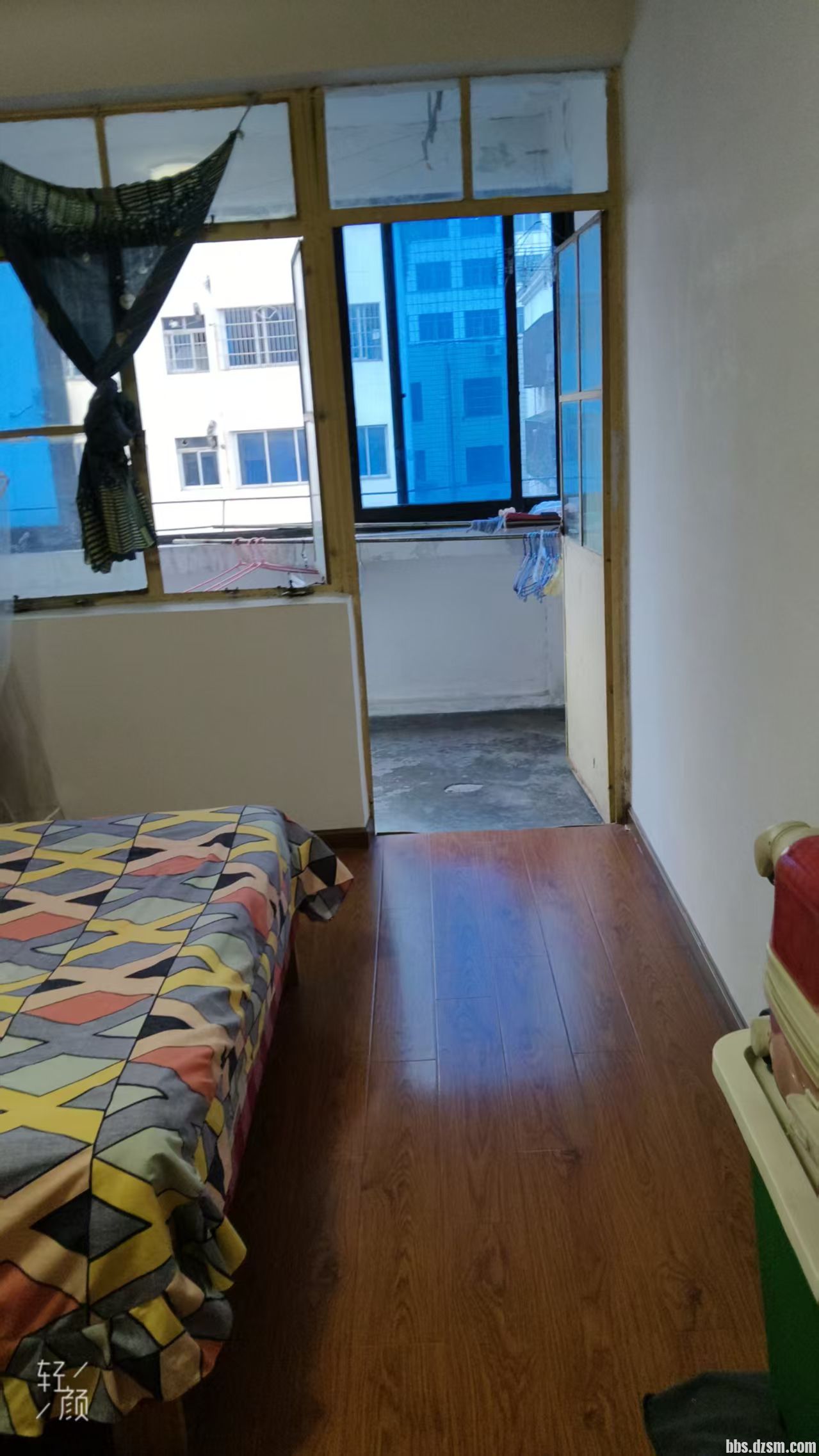 �ϳ�ͼ���Ա�����һ��Ů������